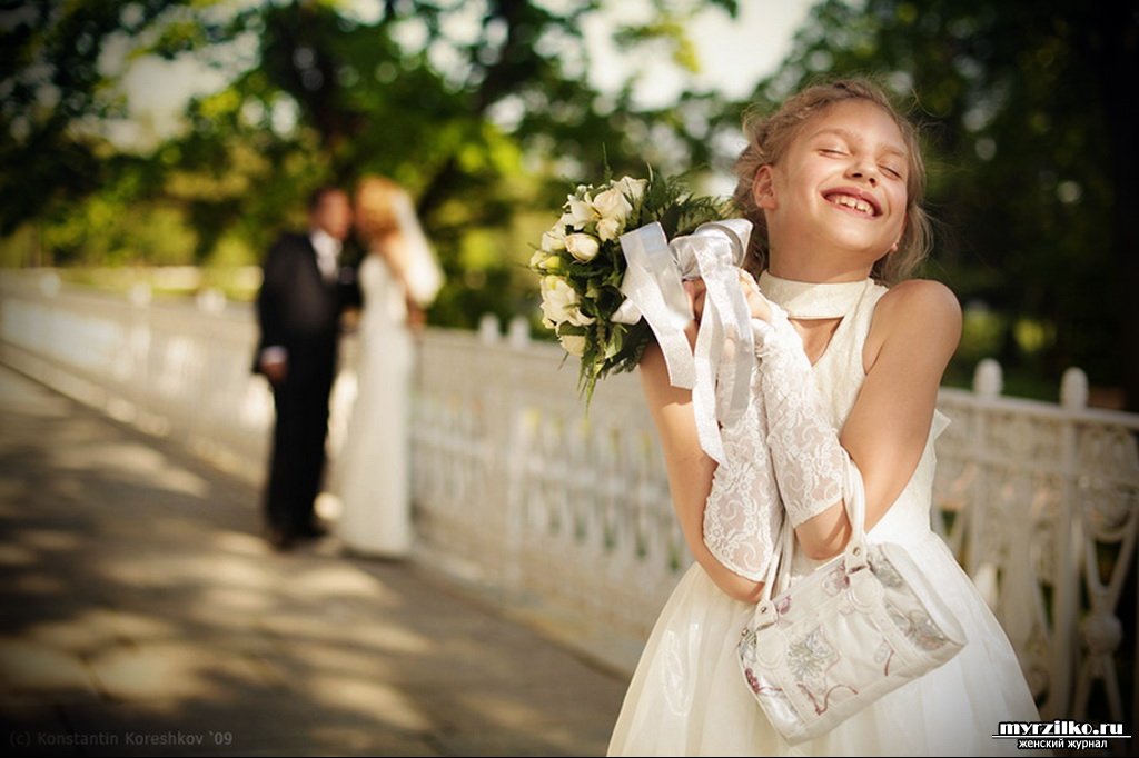Удачное замужество: девочка в белом платье с цветами