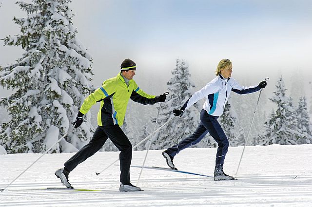 Бег на лыжах по пересеченной местности и использование лыжных тренажеров