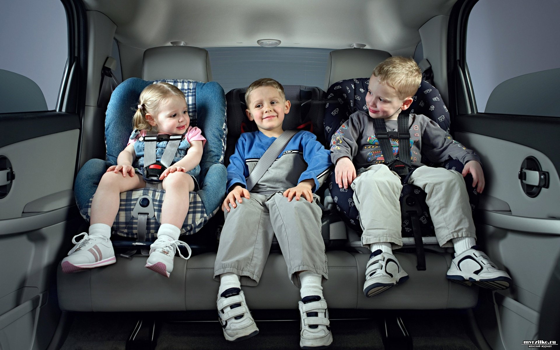 Дети под машину. Автокресла для детей. Автомобиль для детей. Ребенок в салоне автомобиля. Ребенок в кресле.