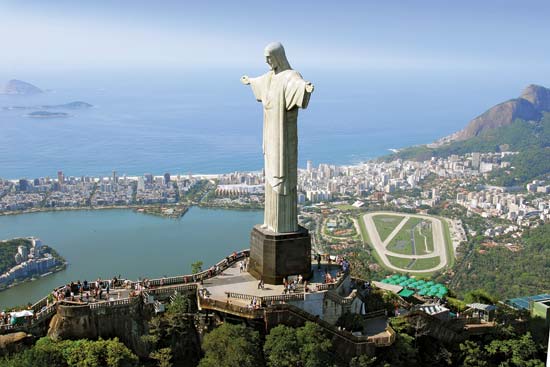 Статуя Христа-Искупителя (расположена она в Рио-де-Жанейро, Бразилия). 